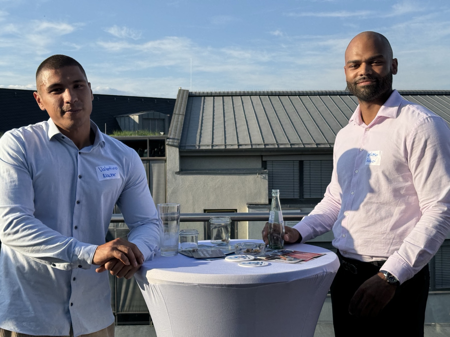Austausch beim Networking auf der Dachterrasse